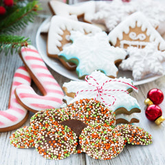 Christmas Dark Chocolate Nonpareils - It's Delish (photo 2)